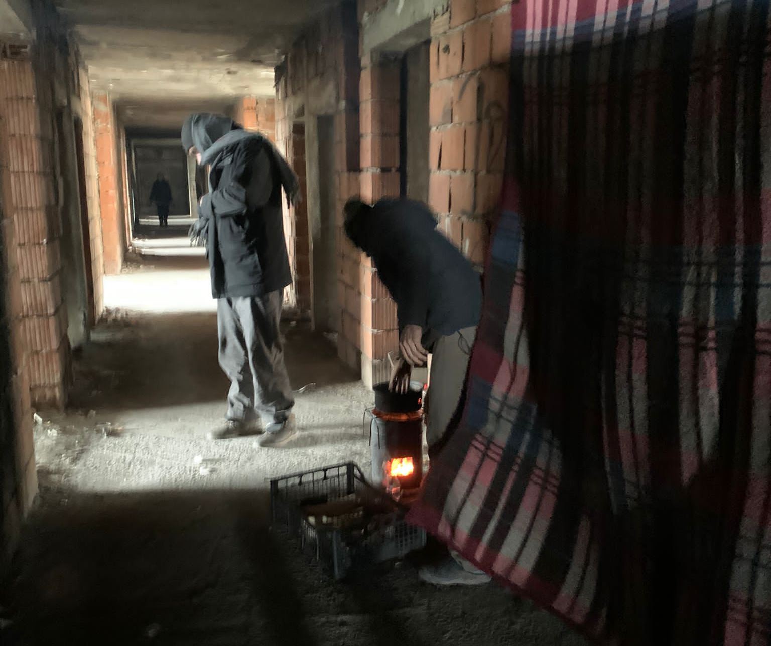 Depósito de seres humanos: refugiados tentam se proteger do frio no Dom. Foto Dennis Castiglione