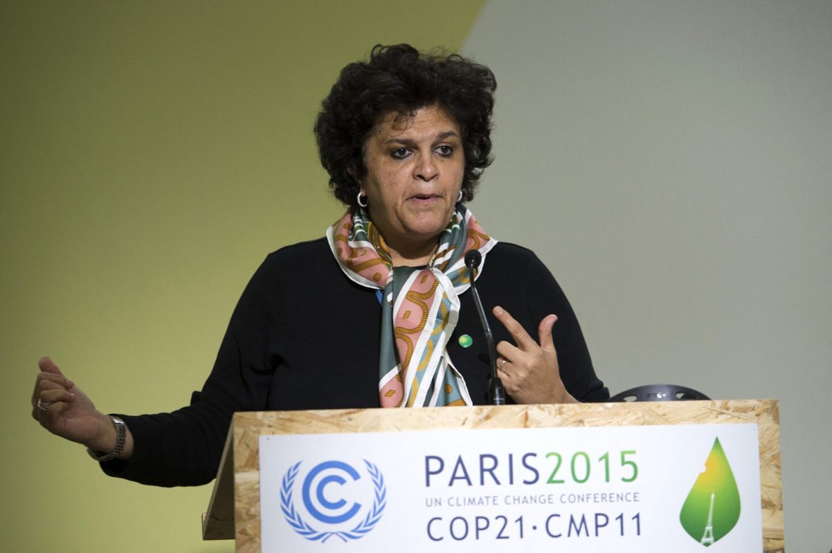 Cúpula do Clima: a ex-ministra do Meio Ambiente Izabella Teixeira discursa na COP21, em dezembro de 2015, em Paris. Foto Miguel Medina/AFP. Dezembro/2015