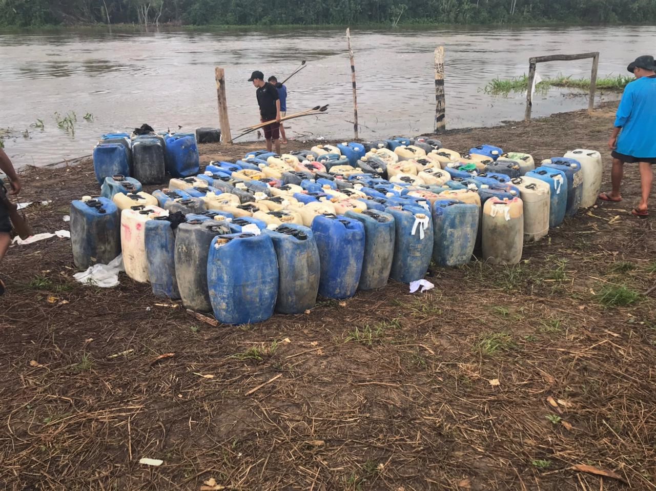 Galões de óleo dos garimpeiros encontrados na aldeia Palimiú: medo de novas invasões (Foto Condisi-Y)