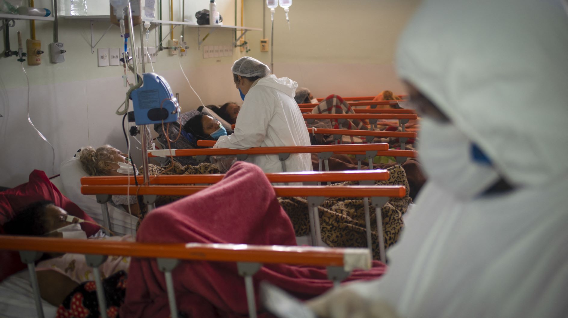 Pacientes em UTI em hospital do Rio: estado registrou mais óbitos (79.570) do que nascimentos (79.038) nos primeiros 5 meses de 2021 (Foto: Fábio Teixeira / Andalou Agency / AFP)