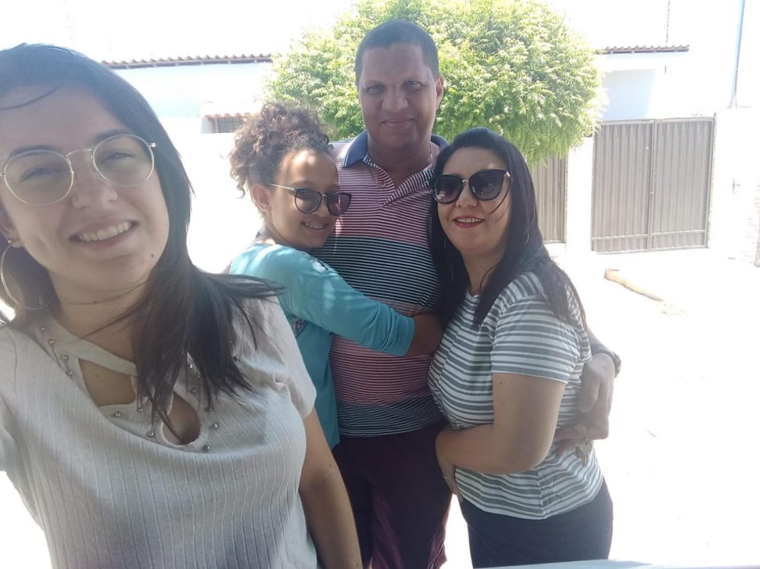 Da esquerda para direita as filhas Camila e Cauane, o marido Wellington e Jucicleide, paciente de Alzheimer