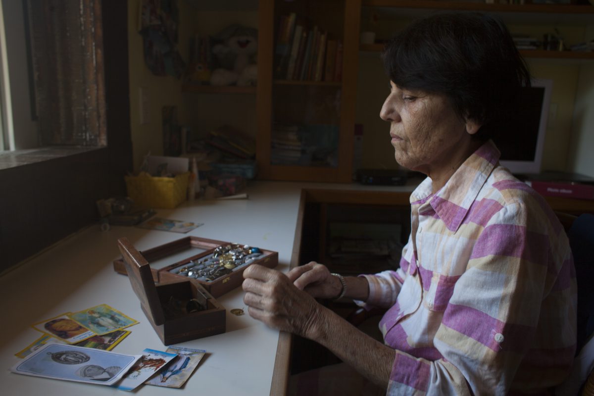 Alzheimer: Mariza passa o dia catando folhinhas no jardim, mexendo em suas bijuterias e lavando a louça