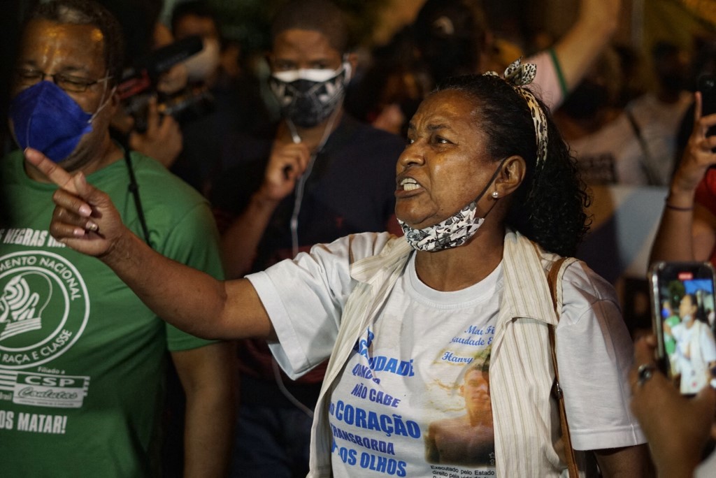 Sayonara Fátima, avó de Kathlen, protesta contra ação policial (Foto: Allan Carvalho / NurPhoto / AFP)