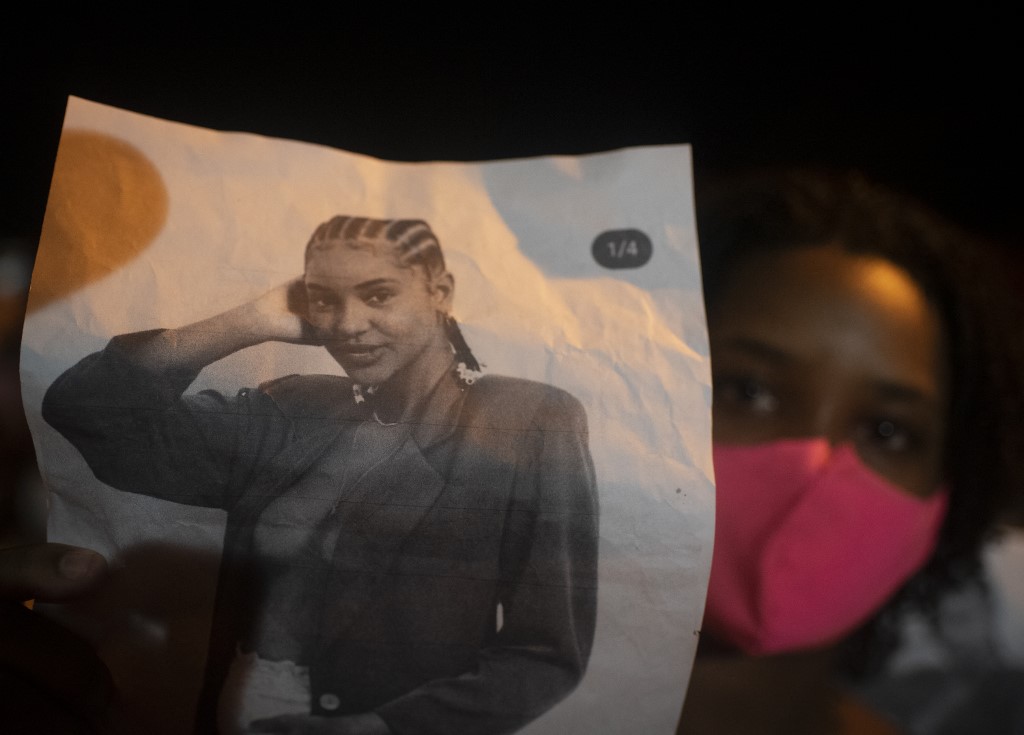 Manifestantes com foto de Kathlen Romeu em protesto no Rio de Janeiro: letalidade das polícias brasileiras mostra abuso de força (Foto: Fabio Teixeira/NurPhoto/AFP - 09/06/2021)