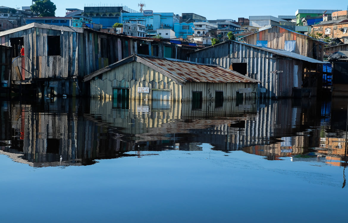 Bairro Educandos tomado pelas águas do Rio Negro: metade da população de Manaus vive em aglomerados subnormais, definidos pelo IBGE como palafitas, ocupações e loteamentos (Foto: Alberto César Araújo/Amazônia Real)
