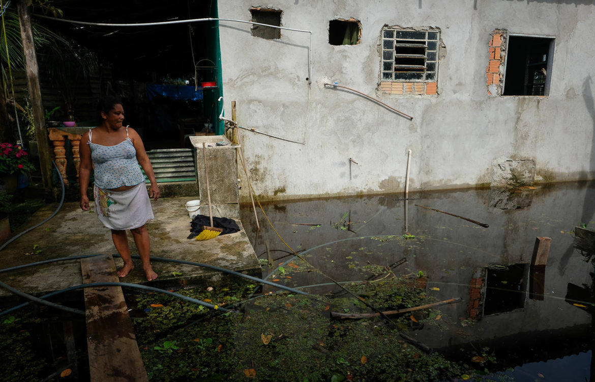 Rosa Maria na comunidade São Francisco do Mainã, zona rural de Manaus: temor de ser obrigada a deixar sua casa (Foto: Alberto César Araújo/Amazônia Real - 24/05/2021)