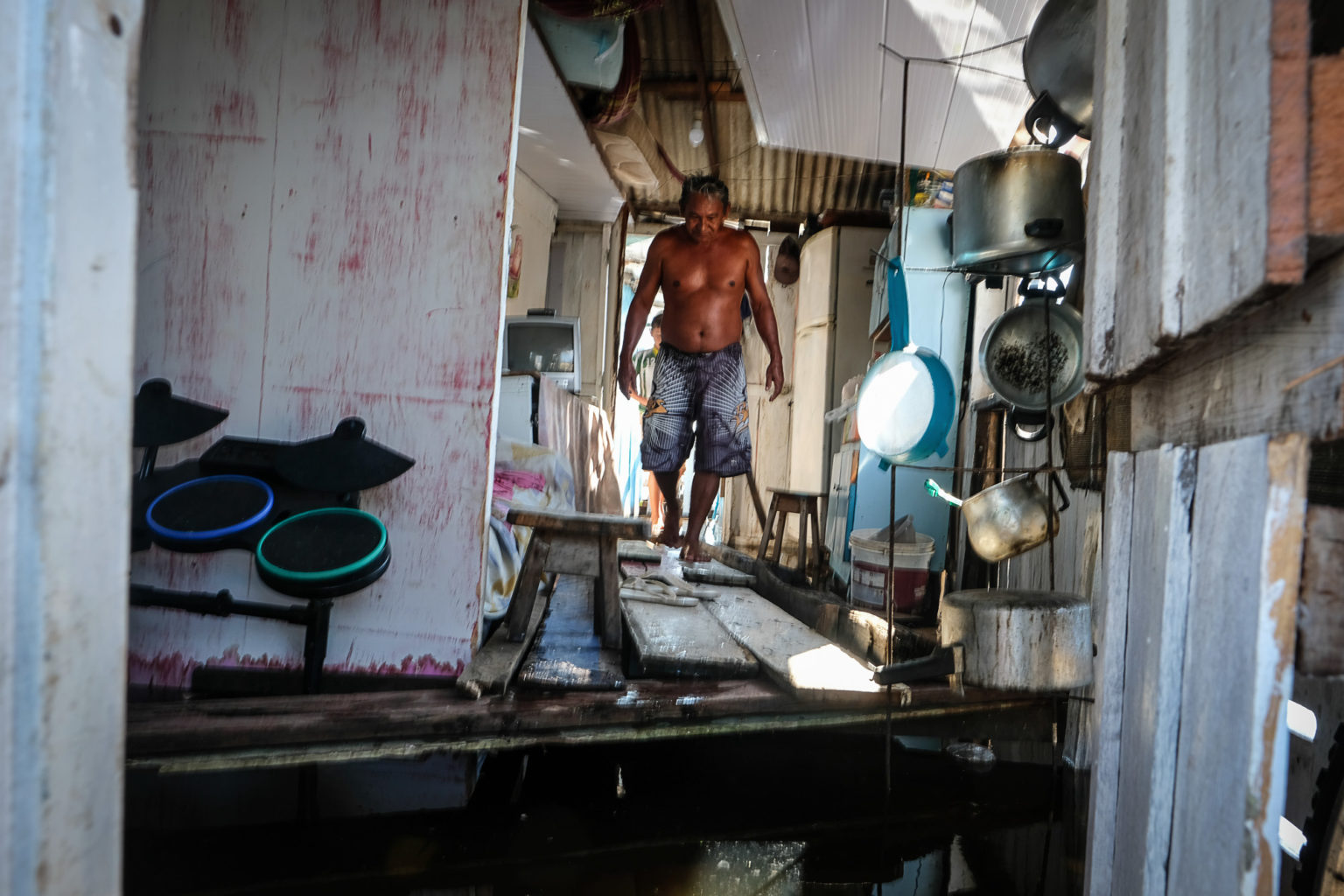 Gésito da Silva Machado, morador do beco Inocêncio Araújo, no Educandos: seis famílias moram em casa tomada pela água (Foto: Alberto César Araújo/Amazônia Real)