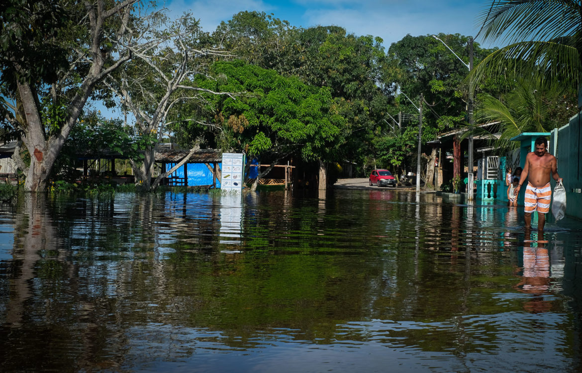 Elivaldo Barbosa enfrenta a rua alagada para sair de casa Bairro do Puraquequara, em Manaus: moradores afetados pela enchente em 58 dos 62 municípios amazonenses (Foto: Alberto César Araújo/Amazônia Real - 23/05/2021)