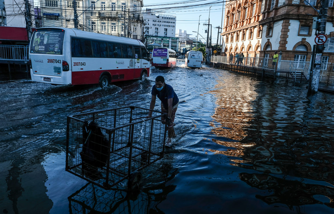 Centro de Manaus permanentemente alagado: especialistas preveem mais chuva e mais cheia antes da temporada de seca (Antonio César Araújo/Amazônia Real)