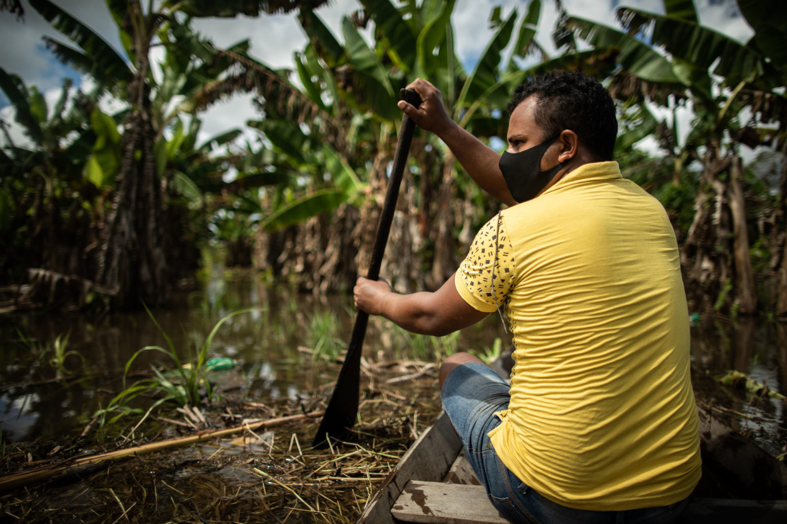 Produtor rural, Bruno Monteiro navega na área de sua plantação em Manacapuru, perdida para cheia: estado calcula prejuízo de, pelo menos, R$ 189 milhões (Foto: Raphael Alves/Amazônia 