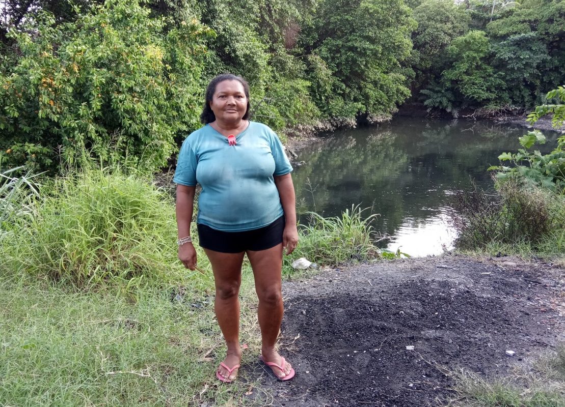 Alcione Estela mora às margens do Tejipió, entre o rio que transborda e um muro | Foto de Victor Moura
