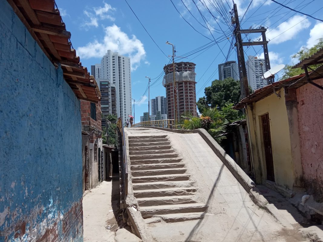 Ponte improvisada sobre o Rio Capibaribe