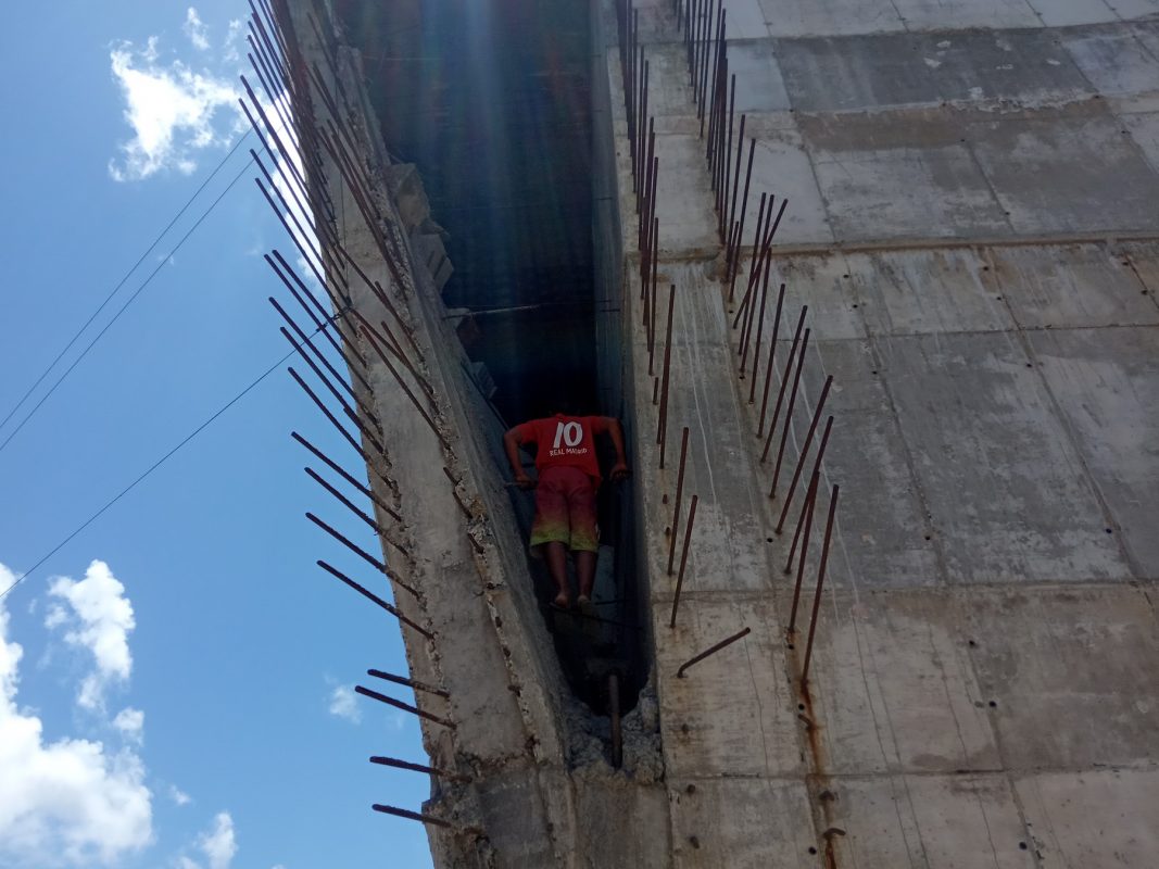 Ponte abandonada às margens do Rio Capibaribe