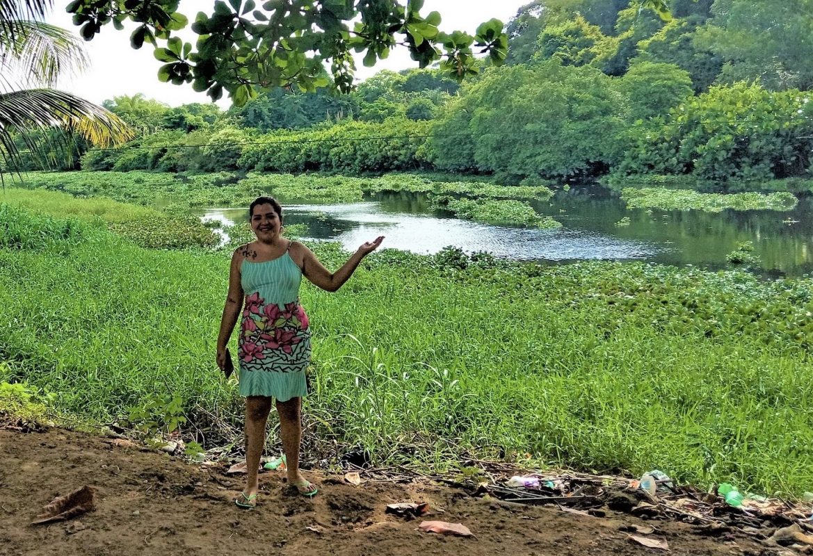 A cantora Mary Rosa, que mora com o marido e três cachorros na margem do Rio Capibaribe | Foto de Victor Moura