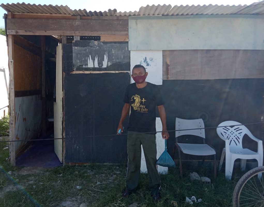 Gérson nunca tirou CPF, vive de trabalhos informais e mora há quase três décadas às margens do Rio Jordão | Foto de Victor Moura