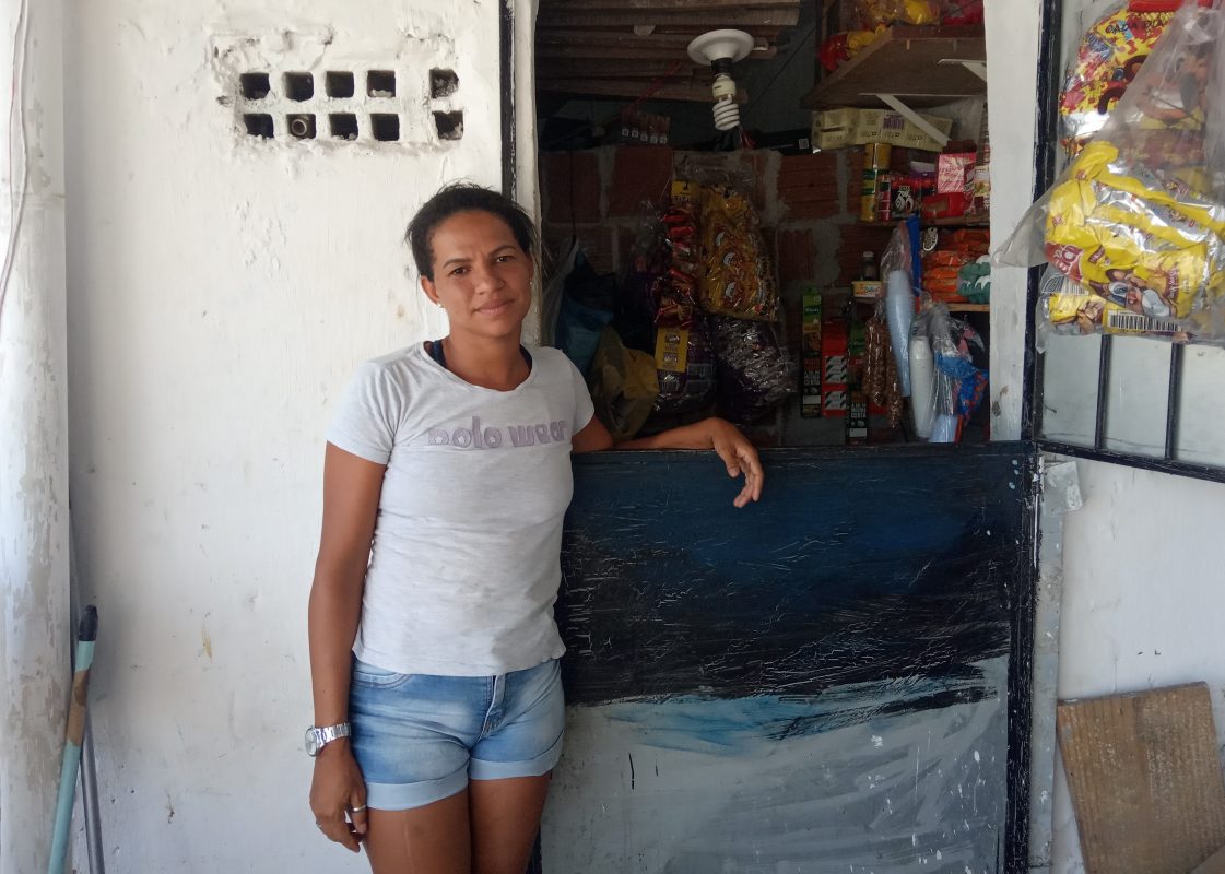 Adilza Felipe mora em uma palafita sobre o Rio Capibaribe ao lado do polo médico da Ilha do Leite | Foto de Victor Moura