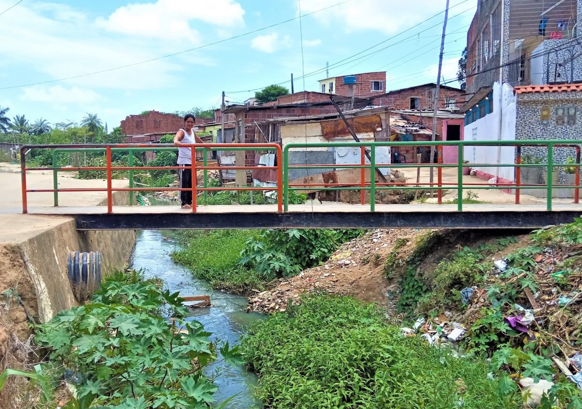 Leke da Coxinha perto de casa em uma ponte sobre o Morno, afluente do Rio Beberibe | Foto de Victor Moura