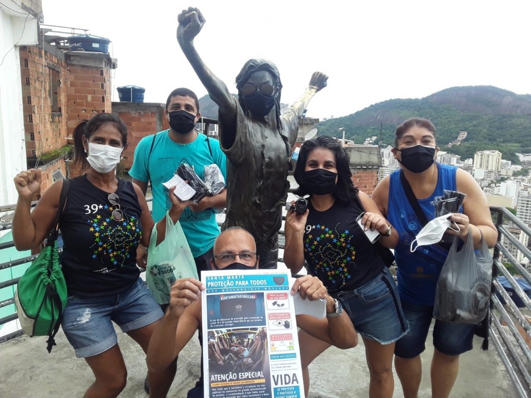 Pandemia nas favelas do Rio: amigos se mobilizaram para oferecer cestas básicas, realmente básicas, para os moradores da favela. Foto Grupo ECO Santa Marta