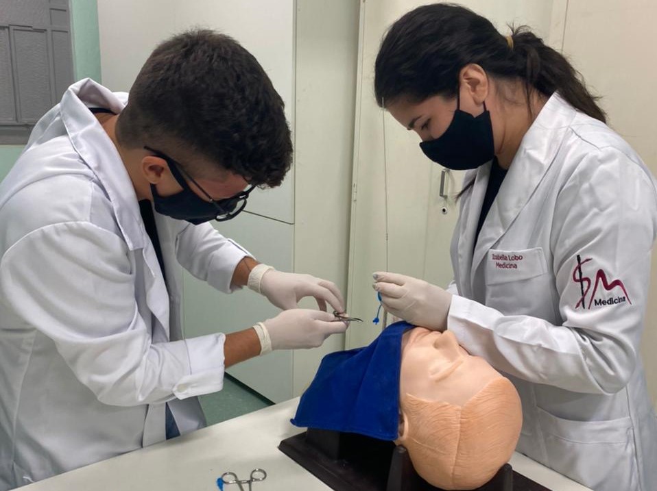 Lucas Velasquez dos Santos e colega na Faculdade Souza Marques: atendimento inclusivo na saúde LGBT+ | Foto de arquivo pessoal
