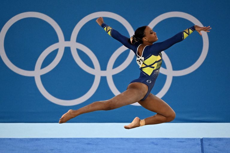 Rebeca Andrade e sua apresentação no solo a caminho da medalha de prata em Tóquio: sem cultura esportiva, Brasil supervaloriza as conquistas olímpicas (Foto: Lionel Bonaventure / AFP)