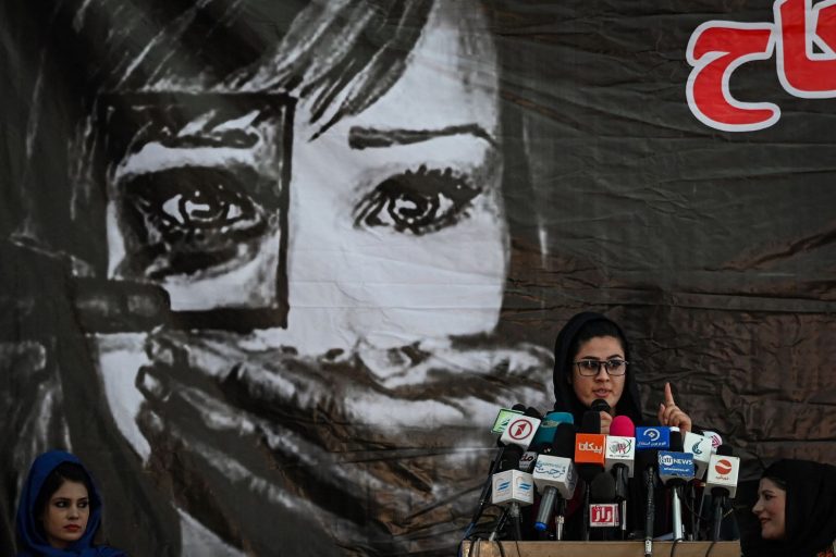 Protesto em Cabul, capital do Afeganistão, há duas semanas, contra a violência e o desrespeito aos direitos das mulheres nas zonas do país ocupadas pelo Talibã: retrocesso de 20 anos (Foto: Sajjad Hussain / AFP - 02/08/2021)