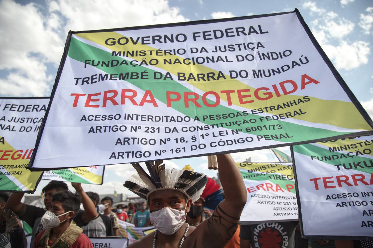 Indígenas na passeata até o STF: marco temporal pode ameaçar demarcação de terras (Foto: Kamikia Kisedje/Apib)
