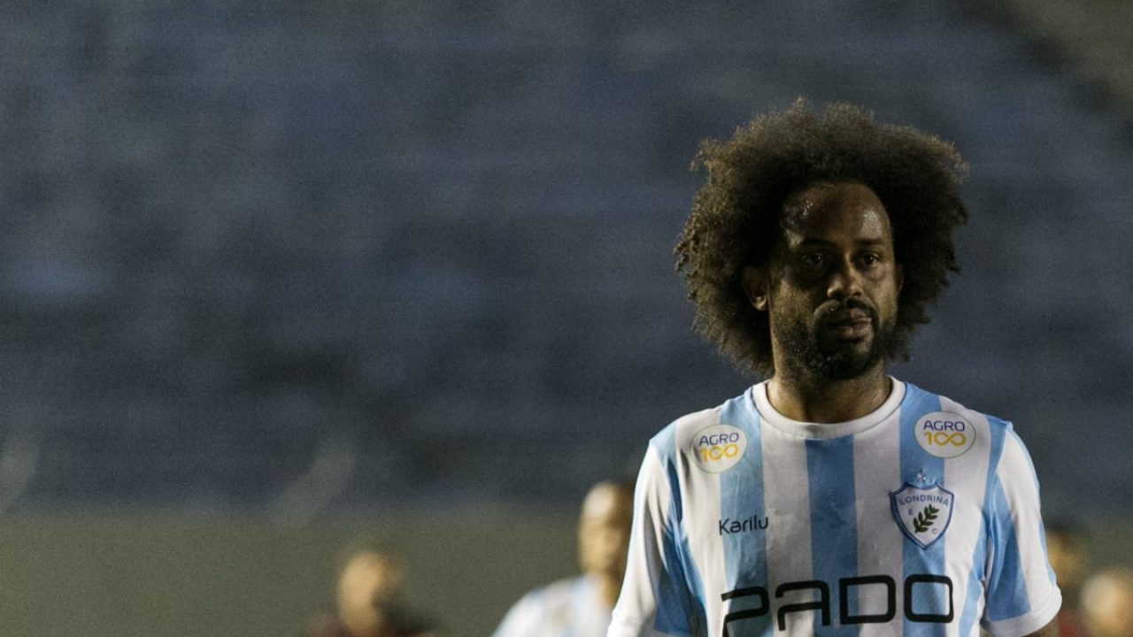 O meia Celsinho, do Londrina, com seu cabelo black-power: após injúria racial durante jogo, ataque racista em nota oficial do Brusque (Foto: Divulgação/Londrina)