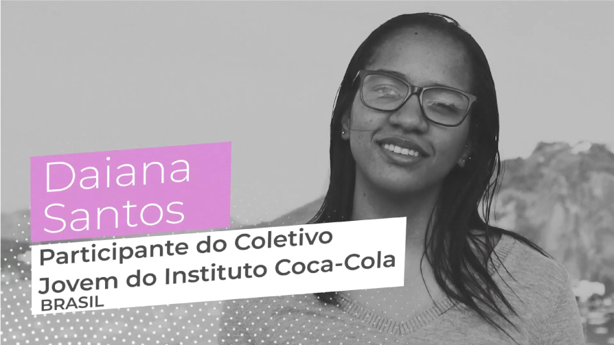 Cartão de apresentação de Daiana Santos, participante do Coletivo Jovem. É uma mulher negra, que aparenta ter cerca de 20 anos, com cabelos escuros e lisos, usando uma camisa clara e óculos escuros. A imagem está em preto e branco, com exceção do cartão com o nome de Daiana, à esquerda, que é roxo.