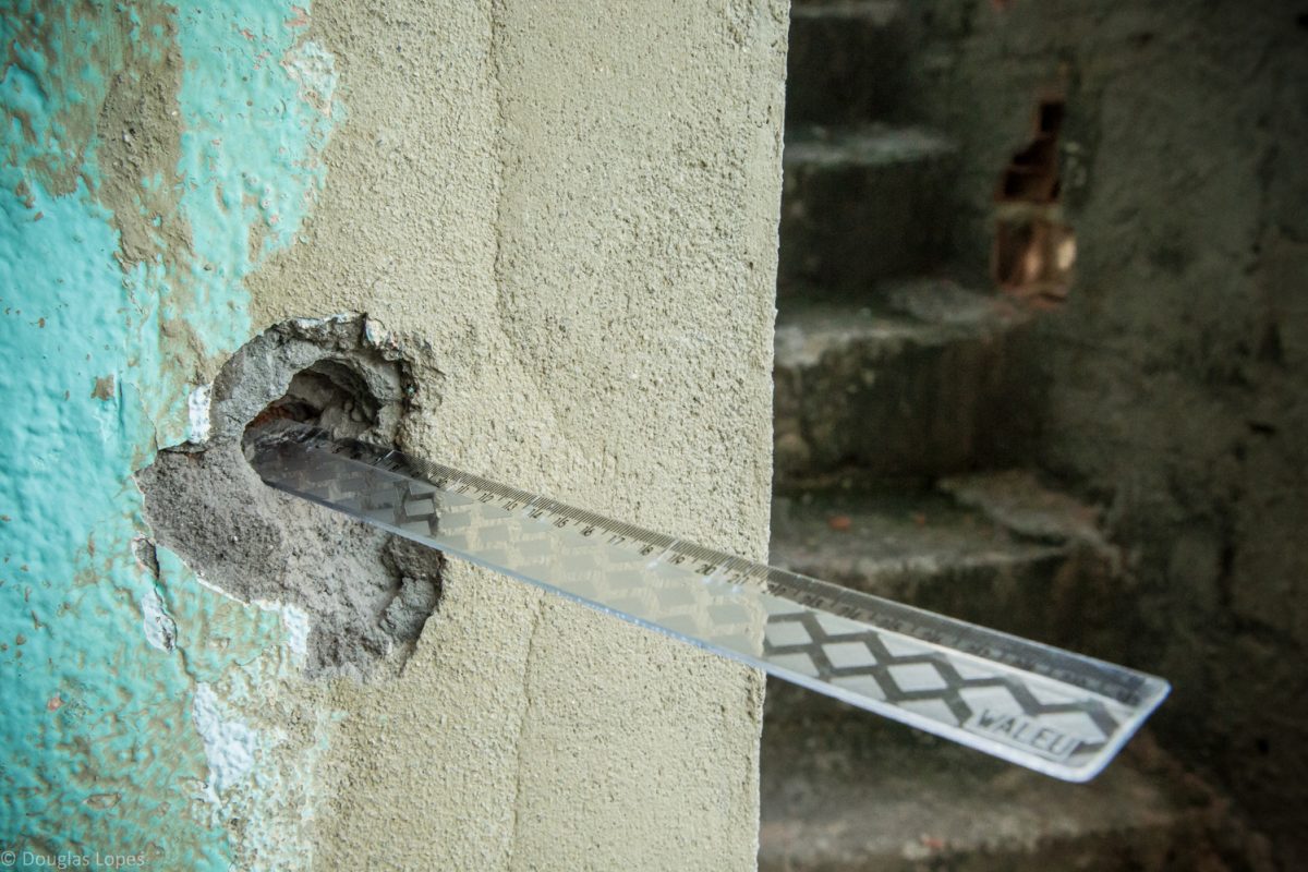 Foto Douglas Lopes/Redes da Maré Marca de tiro em casa da Maré: 75,5% dos moradores apontam a violência como a principal questão negativa de morar na favela. Foto Douglas Lopes/Redes da Maré