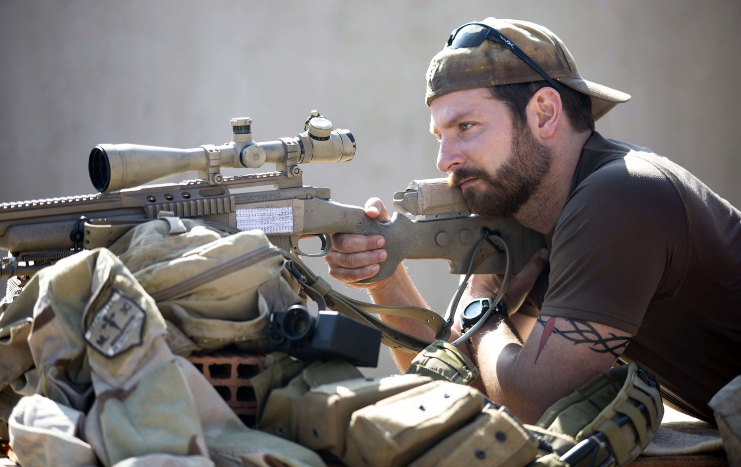 Bradley Cooper em Sniper Americano: críticos acusaram o filme de fazer propaganda republicana das intervenção dos EUA no Oriente Médio (Foto: Divulgação)