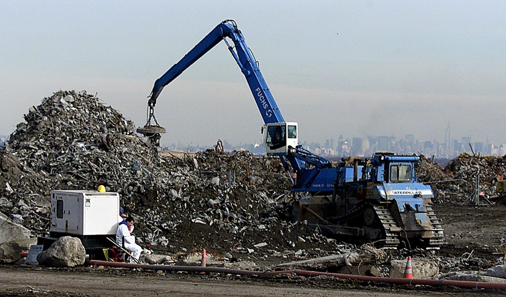 Trabalhos nos destroços das torres destruídas no 11 de setembro, no aterro de Fresh Kills, com Manhattan ao fundo: the Fresh Kills: meses de pesquisa não conseguram identificar restos mortais entre os escombros: (Foto: Don Emmert / AFP - 14/01/2002)
