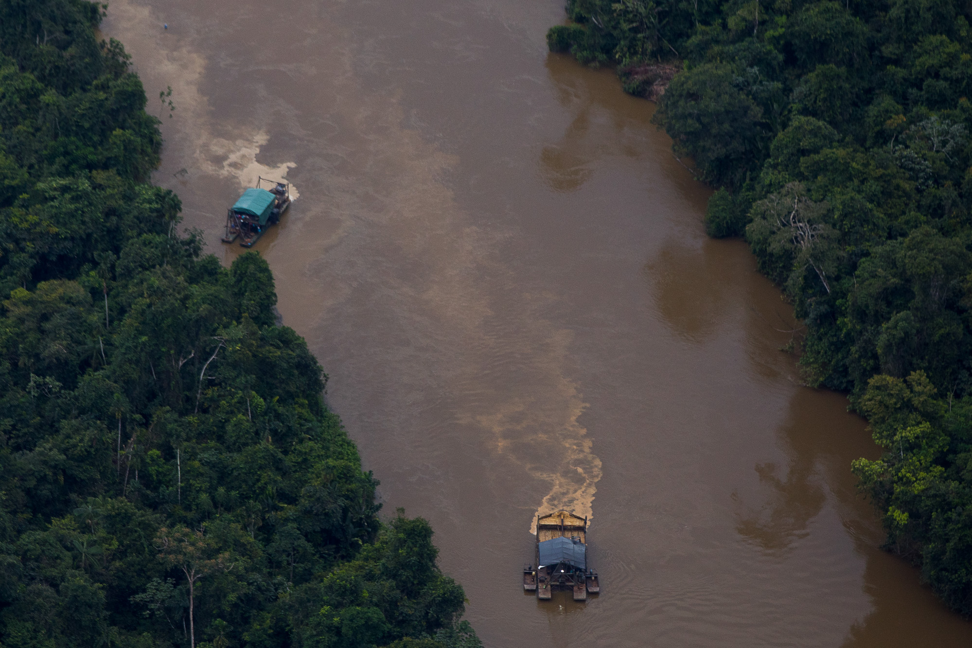 Dragas de garimpo no Rio Parima, na Terra Ynomami: encontrados os corpos de duas crianças indígenas (Bruno Kelly / Amazônia Real)