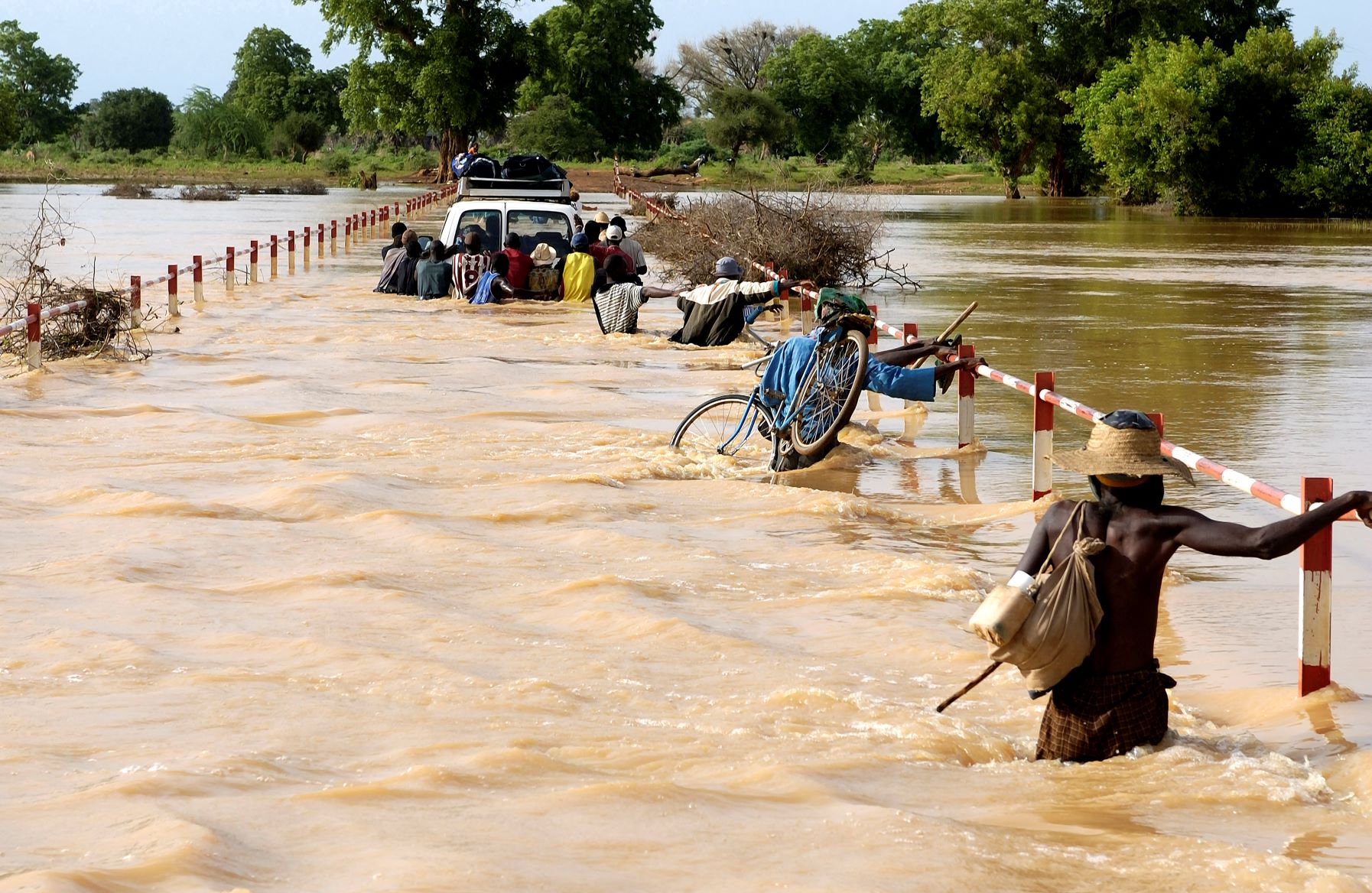Moradores enfrentam enchente em Burkina Faso: mais de 1 milhão de pessoas deslocadas por desastres na África (Foto: Philippe Roy / AFP - 17/09/2020)