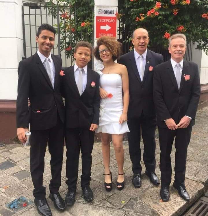 Toni e David (à direita) com os filhos, num casamento: família que tem o amor como alicerce. Foto arquivo pessoal