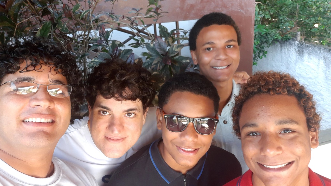 Francisco (à esquerda), Alexandre (de preto) e os três filhos: novela da Globo ajuda a naturalizar relação. Foto arquivo pessoal