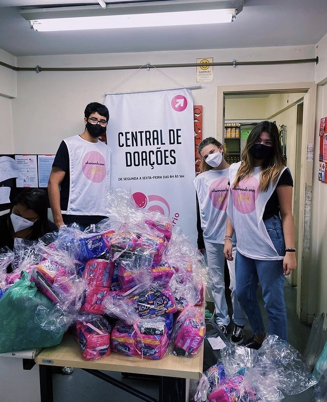 A ONG Absorvendo Amor reúne jovens de uma escola da Zona Sul do Rio. Foto Divulgação