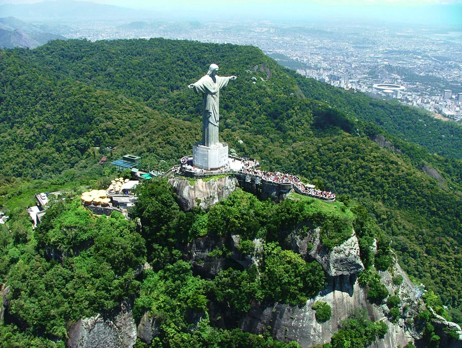 O monumento ao Cristo Redentor, cercado pela Floresta Nacional da Tijuca: conflito entre ICMBio e Arquidiocese do Rio (Foto: ICMBio)