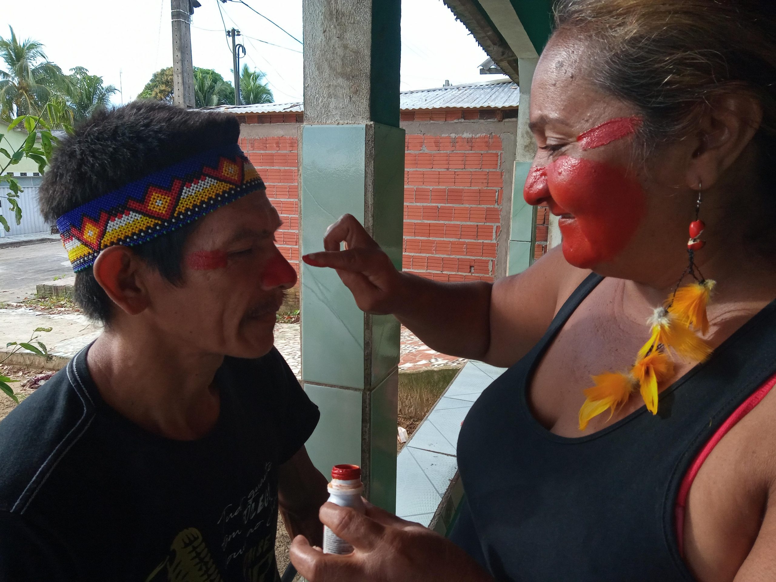 Lucila Nawa faz a pintura no cacique Railson. Foto Tarisson Nawa