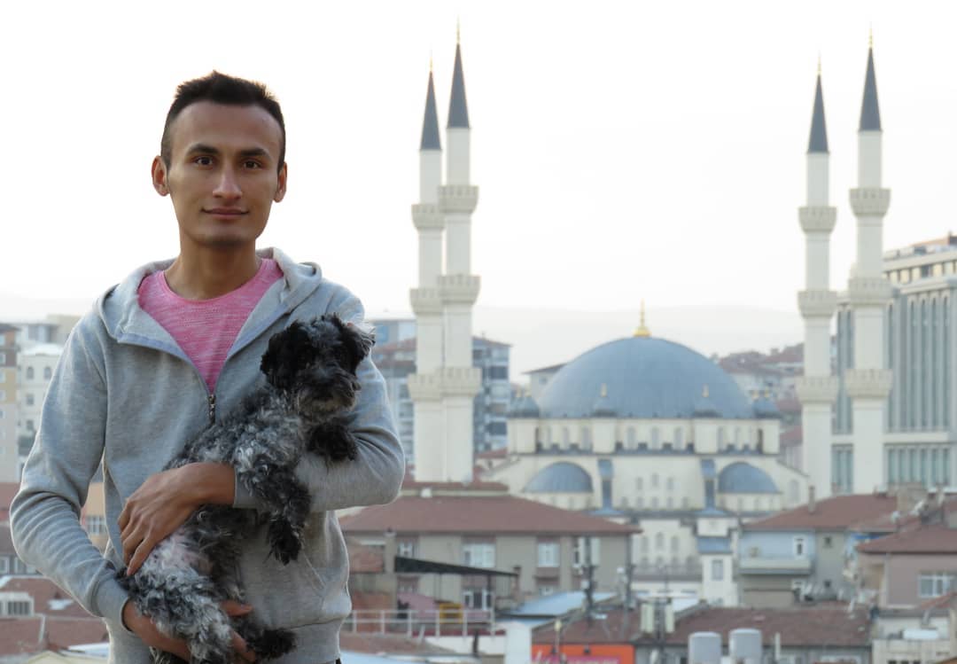 Artemis Akbary em Istambul, onde coordena rede de apoio às comunidades LGBT+ no Afeganistão e no Irã: apelo por ajuda contra ameaça do Talibã (Foto: Acervo Pessoal)