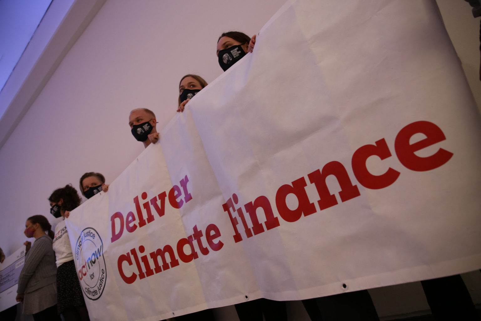 Protesto na COP26 pede financiamento climático: iniciativa de bancos vista com reservas (Foto: Kiara Worth / Unfccc - 04/11/2021)