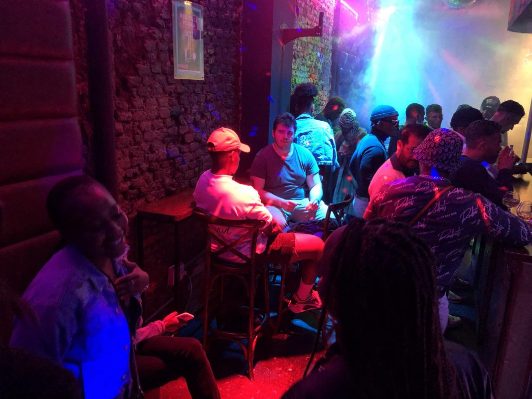Bar cheio na Cidade do Cabo: medidas restritivas e toque de recolher ainda persistem na África do Sul que já registrou 88 mil mortes pela covid-19 e teme quarta onda (Foto: Vinicius Assis)