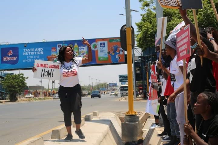 Inonge Sakala: "Fomos às ruas de Zâmbia durante a EarthWalk para levantar nossas vozes aos líderes mundiais! Estaremos observando de perto as decisões e negociações". Foto Divulgação