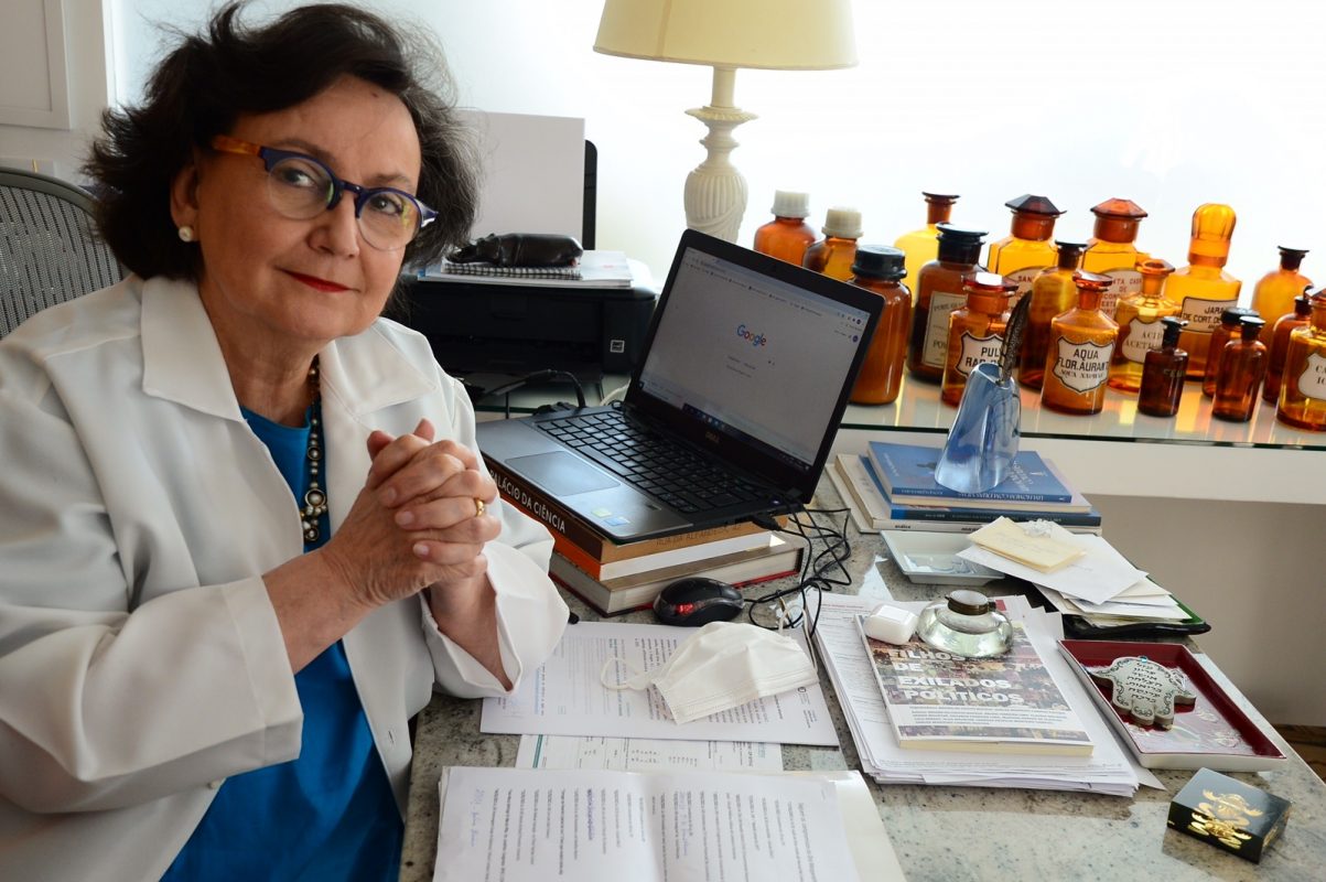 Margareth Dalcomo em seu escrutório: "Em um ambiente de atmosfera você pode ficar sem máscara, não há dúvida. Porém, em ambientes fechados, acho precoce e equivocado" (Foto: Peter Ilicciev/Fiocruz)