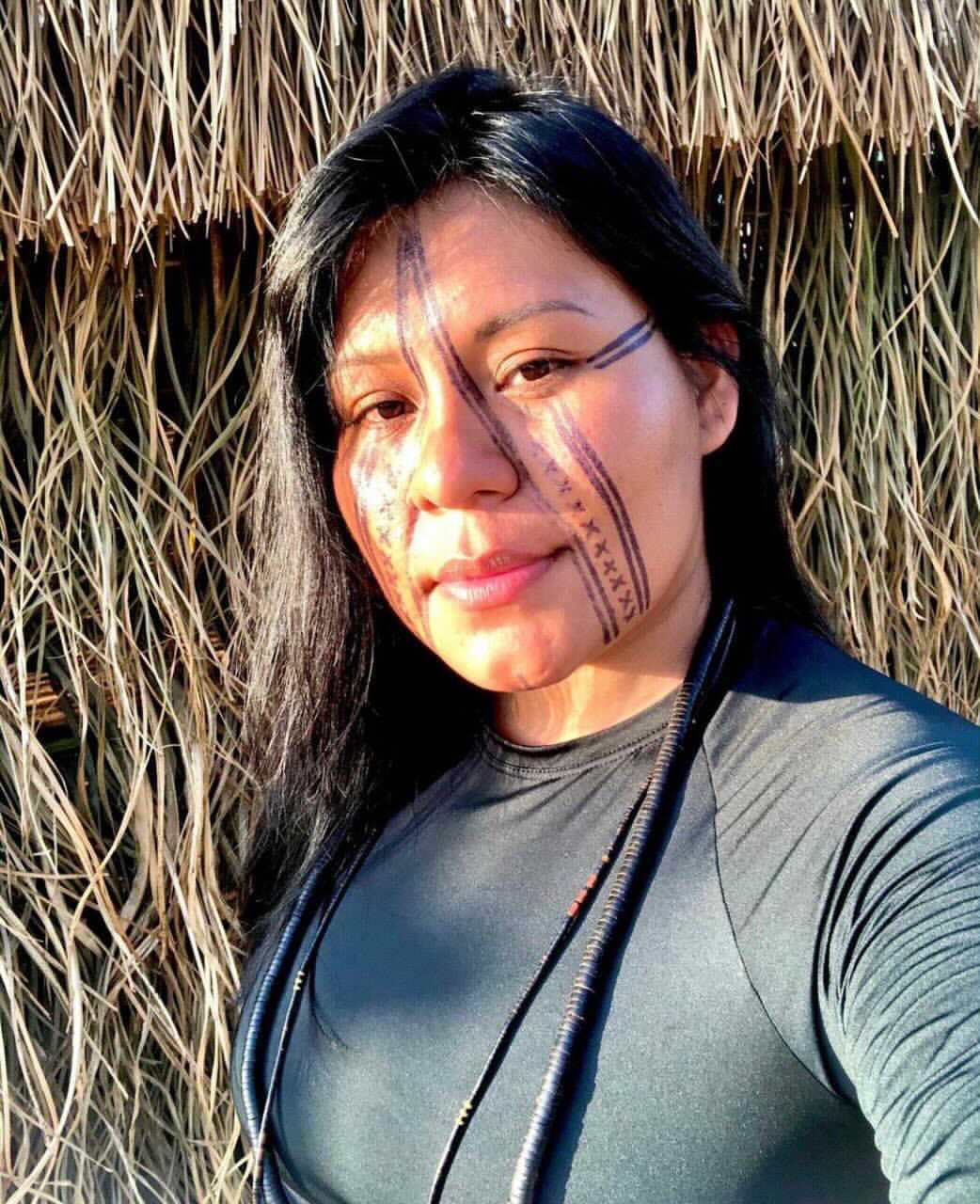 Maial Paiakan, do povo Kayapó: “Fomos à COP 26 defender as terras indígenas e nossos direitos, mesmo tendo muitas dificuldades de acesso às negociações de alto nível. Foi muito importante dizer que estamos ali presentes, ecoar a nossa mensagem e já nos preparando para a próxima COP. Escuto muito para garantir o futuro pros jovens, mas também precisamos pensar no presente, que está sob sério risco"