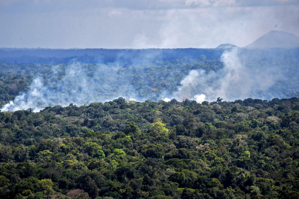 Fumaça de queimada em área da Floresta Amazônica, no Amapá: pesquisadores ainda avaliam impacto de incêndios florestais no bioma (Foto: Nelson Almeida / AFP - 31/10/2020)