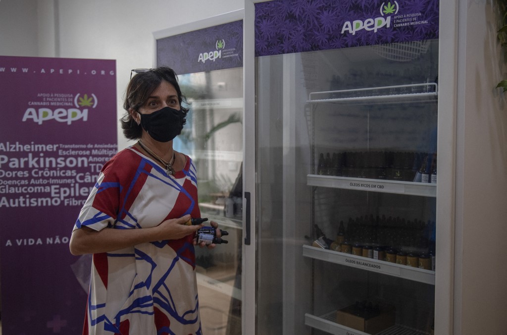 A advogada Margarete Brito, fundadora da Associação de Apoio à Pesquisa e Pacientes de Cannabis Medicinal (Apepi) e o frigorífico da fazendo com óleo medicinal de cannabis: briga na Justiça pelo direito de plantar (Foto: Mauro Pimentel / AFP - 09/09/2021)