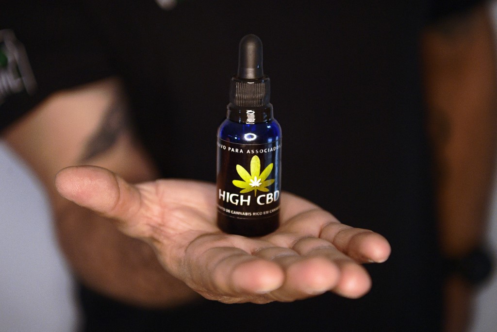 Frasco de óleo de cannabis: substância é usada no tratamento de doenças como autismo, estresse pós-traumático, dores crônicas e efeitos colaterais da quimioterapia (Foto: Carl de Souza / AFP - 22/09/2021)