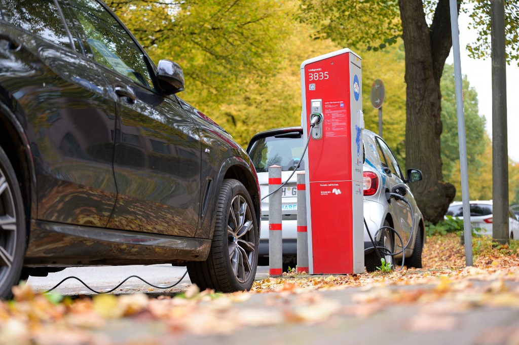 Carros elétricos sendo carregados em Hamburgo, Alemanha: eletromobilidade no centro das discussões da COP26 (Foto: Jonas Walzberg / dpa / AFP - 17/10/2021)