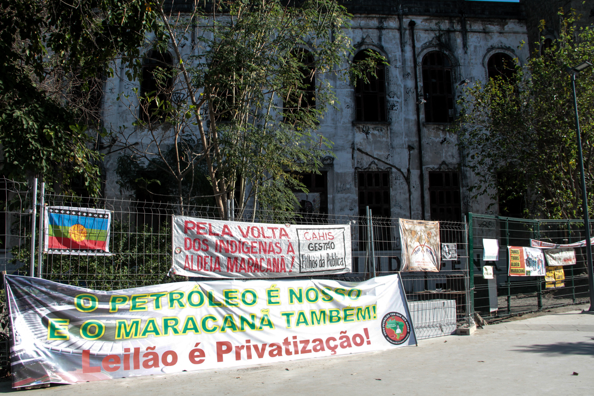 Manifestação contra ameaça de despejo da Aldeia Maracanâ, durante a Copa das Confederações: anos de disputa e polêmica (Foto: Nestor J. Beremblum / Brazil Photo Press / AFP - 0808/2013)