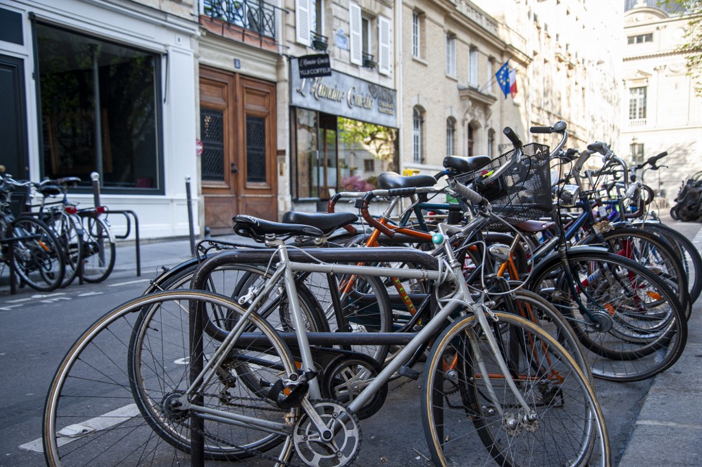 Estacionamento de bicicletas em Paris: incentivo para uso de transporte mais saudável, mais limpo, confiável e que evita engarrafamentos (Foto: Andrea Oliveira / Hans Lucas / AFP - 21/03/2021)